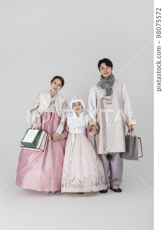 Korean family in Hanbok, isolated white background_holding a shopping bag 98075572