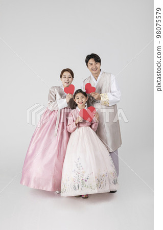 Korean family in Hanbok, isolated white background_holding a heart shape panel 98075579
