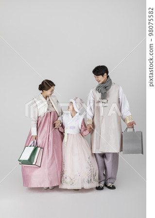 Korean family in Hanbok, isolated white background_holding a shopping bag Korean family in Hanbok, isolated white background_holding a shopping bag 98075582