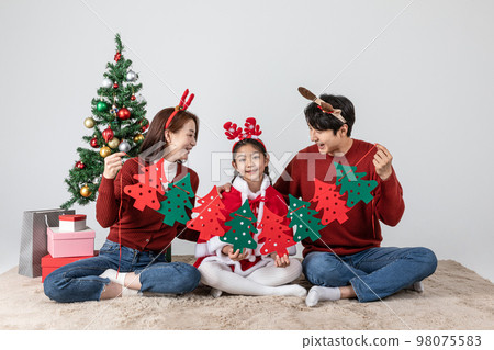 happy Asian Korean family in Christmas concept_holding a tree shaped garland happy Asian Korean family in Christmas concept_holding a tree shaped garland 98075583