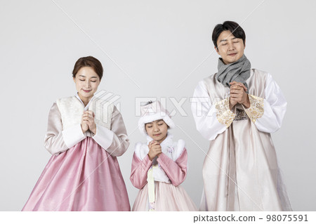 Korean family in Hanbok, isolated white background_making a wish 98075591