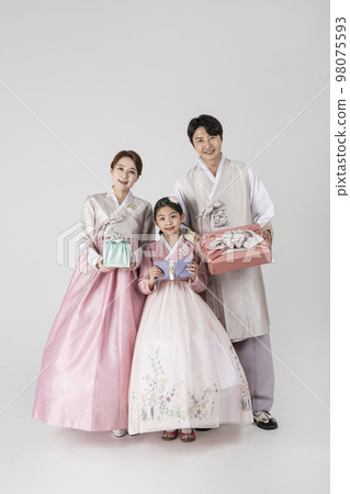 Korean family in Hanbok, isolated white background_holding a present and envenlope Korean family in Hanbok, isolated white background_holding a present and envenlope 98075593