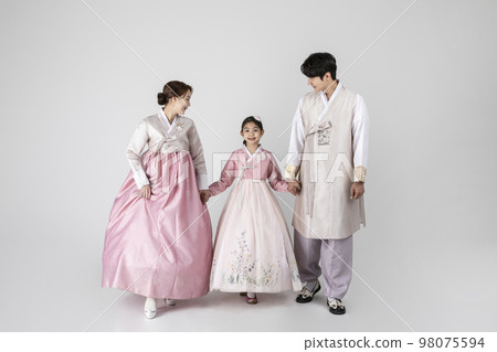 Korean family in Hanbok, isolated white background_standing friendly 98075594