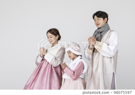 Korean family in Hanbok, isolated white background_making a wish Korean family in Hanbok, isolated white background_making a wish 98075597
