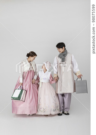 Korean family in Hanbok, isolated white background_holding a shopping bag 98075599