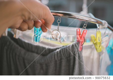 The clothespin broke when I was drying the laundry The clothespin broke when I was drying the laundry 98075632