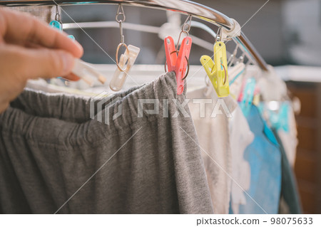 The clothespin broke when I was drying the laundry 98075633