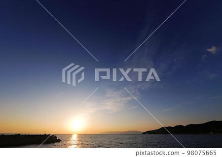 日落時有捲雲的冬季海灘・超廣角・天空為主・221115pm 98075665