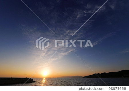 日落時有捲雲的冬季海灘・超廣角・天空為主・221115pm 98075666