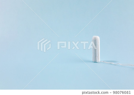 woman menstrual products_tampon 98076081