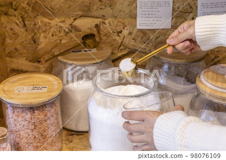 eco friendly habits hand gesture_refill powder detergent 98076109