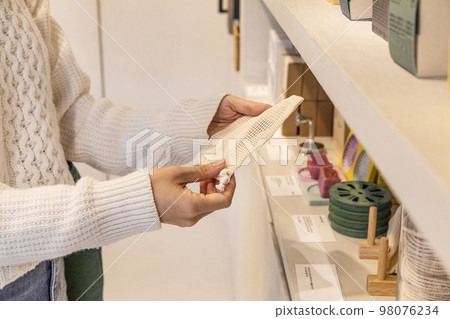 eco friendly habits hand gesture_visiting zero waste shop 98076234