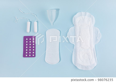 woman menstrual products_menstrual supplies 98076235