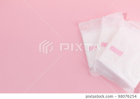 woman menstrual products_sanitary pad 98076254