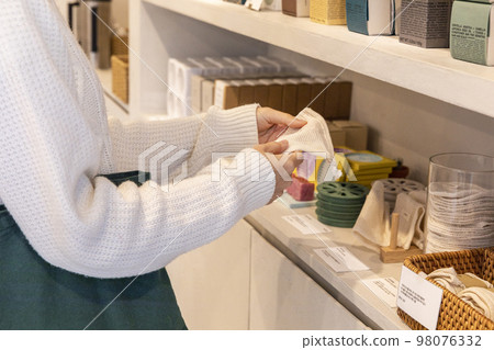 eco friendly habits hand gesture_visiting zero waste shop 98076332