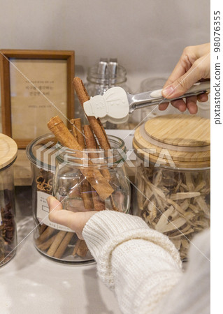 eco friendly habits hand gesture_plastic free refills for spice 98076355