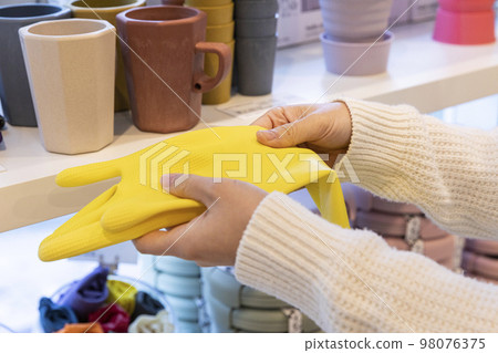 eco friendly habits hand gesture_visiting zero waste shop 98076375