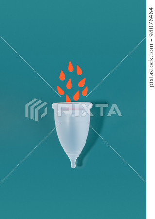 woman menstrual products_menstrual cup 98076464