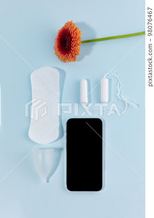 woman menstrual products_smartphone and sanitary pad 98076467
