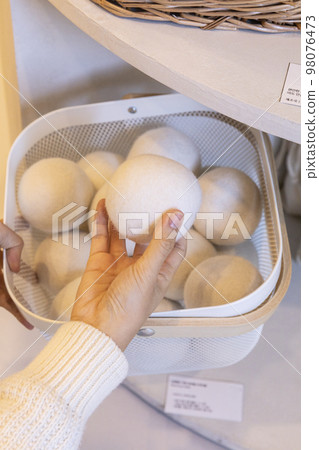 eco friendly habits hand gesture_visiting zero waste shop eco friendly habits hand gesture_visiting zero waste shop 98076473