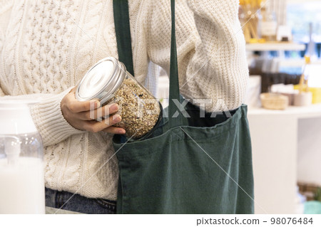 eco friendly habits hand gesture_put the ingredients in the eco bag 98076484
