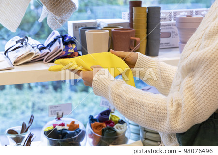 eco friendly habits hand gesture_visiting zero waste shop eco friendly habits hand gesture_visiting zero waste shop 98076496