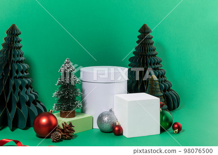 christmas decorations and display background_circle shape box, square tray, christmas tree 98076500
