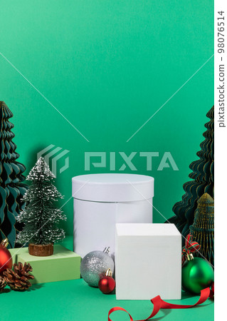 christmas decorations and display background_circle shape box, square tray, christmas tree christmas decorations and display background_circle shape box, square tray, christmas tree 98076514