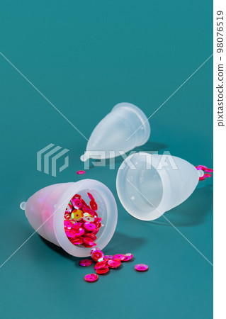 woman menstrual products_menstrual cup 98076519