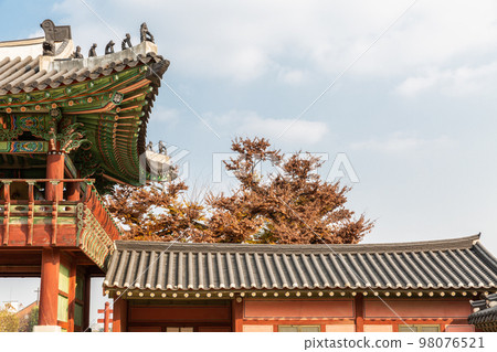 autumn landscape, scenery of Suwon Hwaseong in Korea 98076521