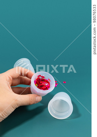 woman menstrual products_menstrual cup 98076533