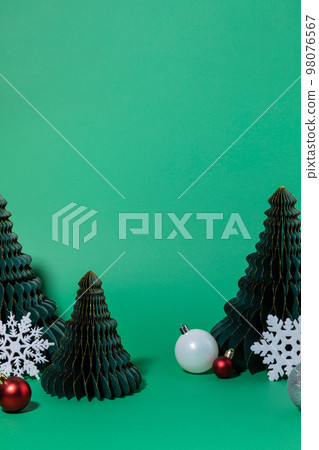 christmas decorations and display background_christmas tree 98076567