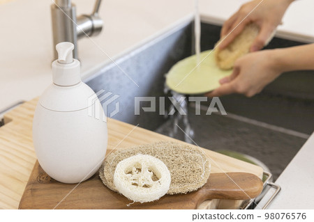 eco friendly habits hand gesture_washing dishes with an eco friendly sponge 98076576