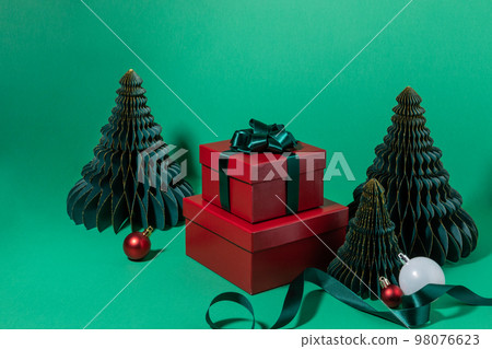 christmas decorations and display background_christmas tree, gift box, ribbon 98076623