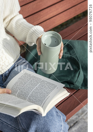 eco friendly habits hand gesture_using tumbler in cafe 98076716