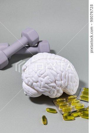 brain health and dementia series_brain miniature and omega 3, dumbbell brain health and dementia series_brain miniature and omega 3, dumbbell 98076728