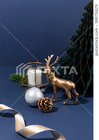 christmas decorations and display background_christmas tree and gold ornament christmas decorations and display background_christmas tree and gold ornament 98076829