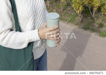 eco friendly habits hand gesture_holding a tumbler eco friendly habits hand gesture_holding a tumbler 98076871