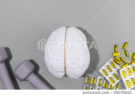 brain health and dementia series_brain miniature and omega 3, dumbbell brain health and dementia series_brain miniature and omega 3, dumbbell 98076882