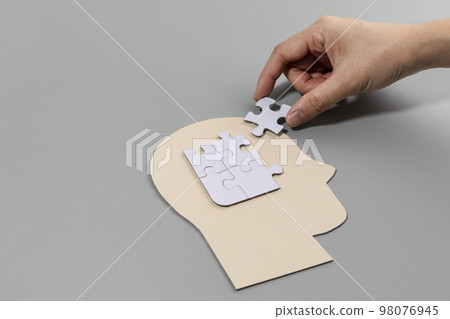 brain health and dementia series_holding the puzzle 98076945