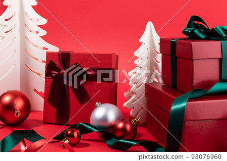 christmas decorations and display background_gift box, christmas tree, ornament christmas decorations and display background_gift box, christmas tree, ornament 98076960