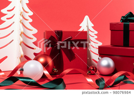 christmas decorations and display background_gift box and tree ornament christmas decorations and display background_gift box and tree ornament 98076984