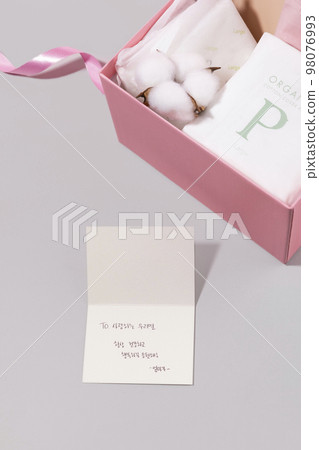 woman menstrual products_first peried gifts set 98076993