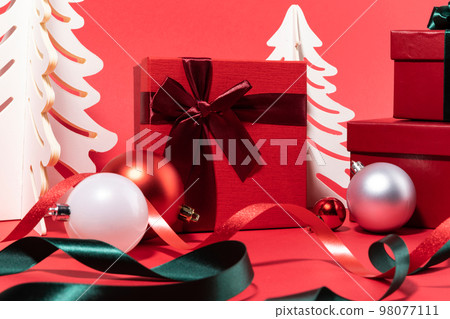 christmas decorations and display background_gift box, christmas tree, ornament christmas decorations and display background_gift box, christmas tree, ornament 98077111