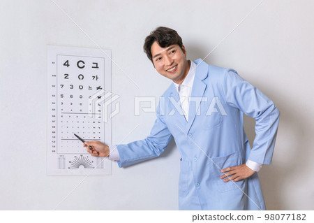 korean asian child in ophthalmic clinic_eyesight test korean asian child in ophthalmic clinic_eyesight test 98077182