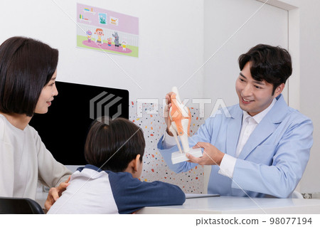 korean asian child in doctor clinic hospital_growth counseling korean asian child in doctor clinic hospital_growth counseling 98077194