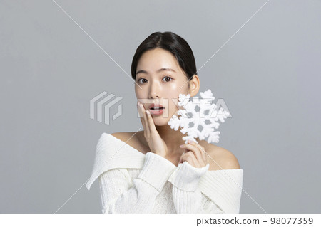 beautiful young Korean Asian woman portrait studio photo in winter skin beauty and cosmetics concept__lipcare 98077359