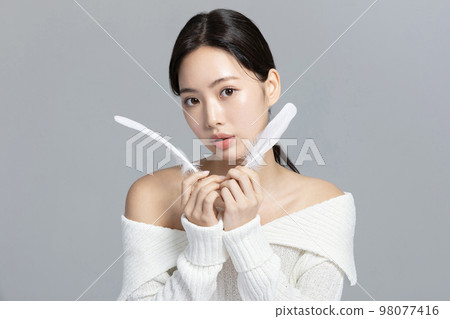 beautiful young Korean Asian woman portrait studio photo in winter skin beauty and cosmetics concept__worrying about lips 98077416