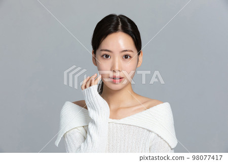 beautiful young Korean Asian woman portrait studio photo in winter skin beauty and cosmetics concept__smiling with hand motion 98077417