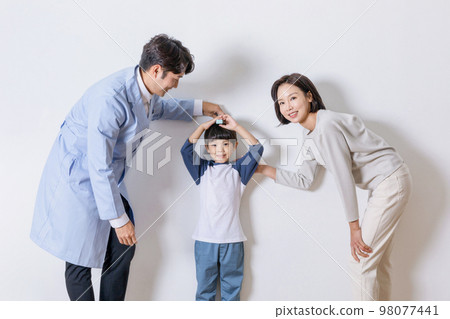 korean asian child in doctor clinic hospital_growth counseling korean asian child in doctor clinic hospital_growth counseling 98077441